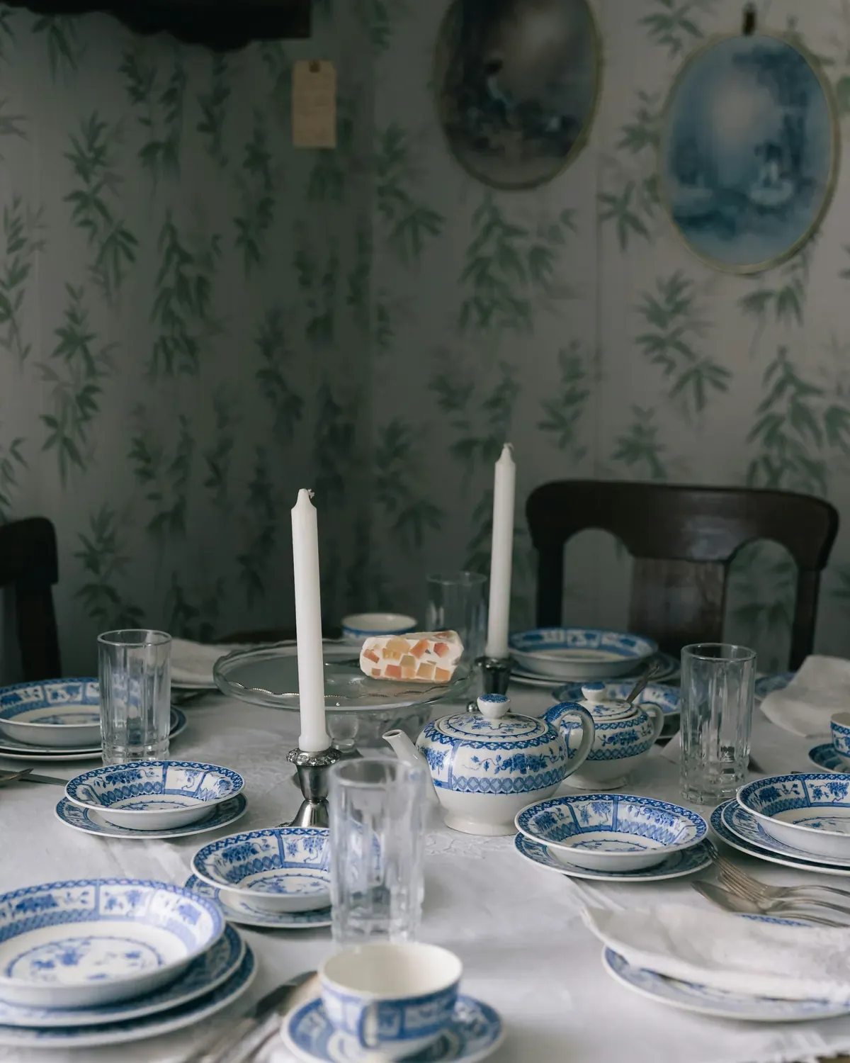 Стіл, накритий порцеляною з кобальтовим розписом Стіл, накритий порцеляною з кобальтовим розписом